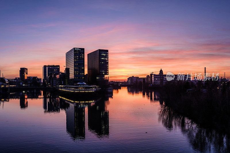 日落时分Düsseldorf MedienHafen(媒体港)的天际线